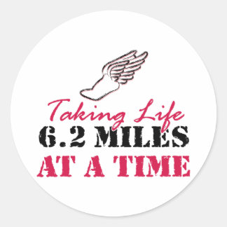 Pegatina Redonda Tomando a vida 6,2 millas a la vez