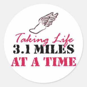 Pegatina Redonda Tomando la vida a 3,1 millas a la vez