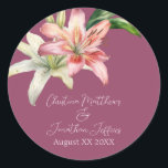 Pegatina Redonda Tonos rosas y blancos románticos en Fuchsia<br><div class="desc">Estos románticos stickers de boda florales presentan un fondo de color fucsia con lirios color rosa y blanco. En la parte superior hay un delicado ramo de flores de lirio y vegetación.</div>