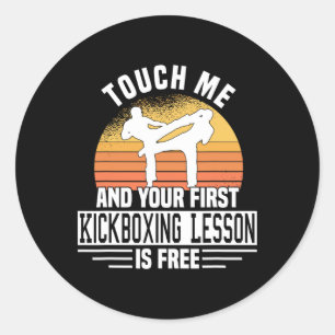 Pegatina Redonda Tóqueme y su primera lección de kickboxing es grat