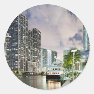 Pegatina Redonda Torres iluminadas en la costa del río de Miami