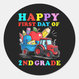 Pegatina Redonda Tractor Feliz Primer Día De 2do Grado De Vuelta A 
