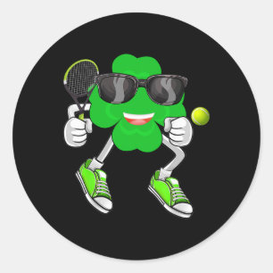 Pegatina Redonda Trébol jugando tenis sombrero duende St. Patrick
