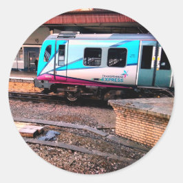 Pegatina Redonda Tren azul claro, bajo puente
