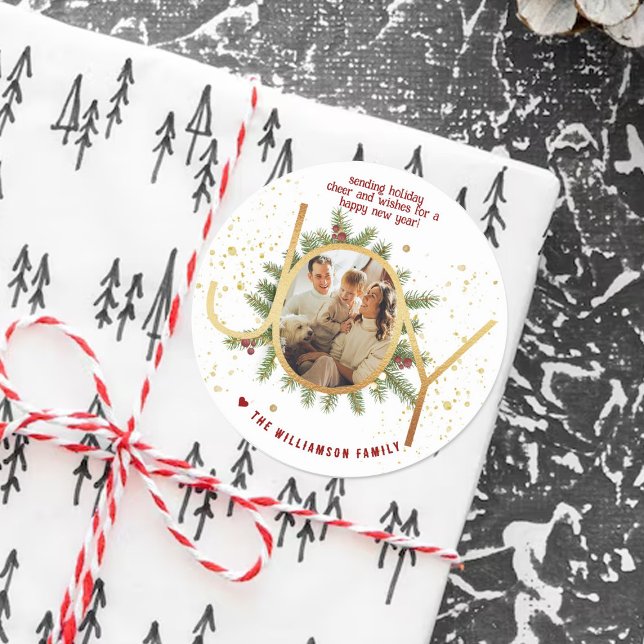 Pegatina Redonda Trendy Joy Pine Boughs Wreath Christmas Photo (Subido por el creador)