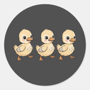 Pegatina Redonda Tres patitos caminando en fila – Adorable