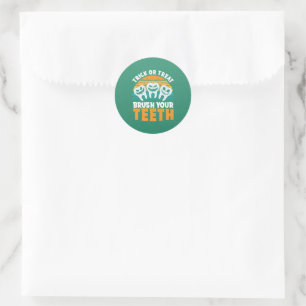 Pegatina Redonda Trick Or Treat Brush Your Teeth Dentist Pun Hallow