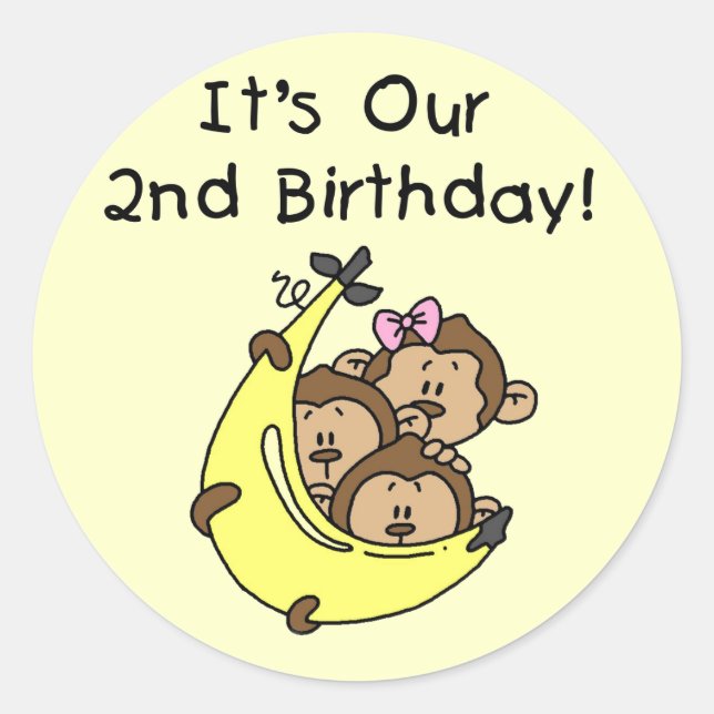 Pegatina Redonda Trillizos 2 - Dos niños/ una camiseta Chica (Anverso)