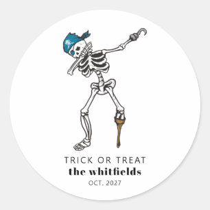 Pegatina Redonda Truco o trato Halloween pirata haciendo dab