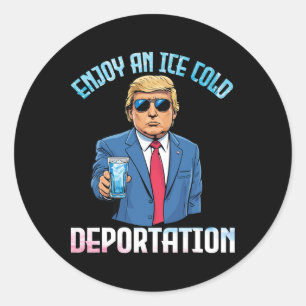 Pegatina Redonda Trump bebiendo disfruta de una deportación helada