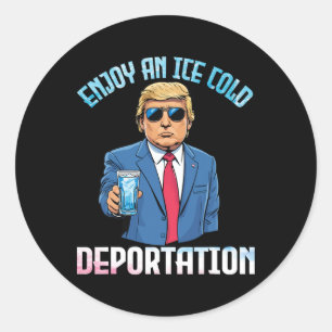 Pegatina Redonda Trump bebiendo disfruta de una deportación helada