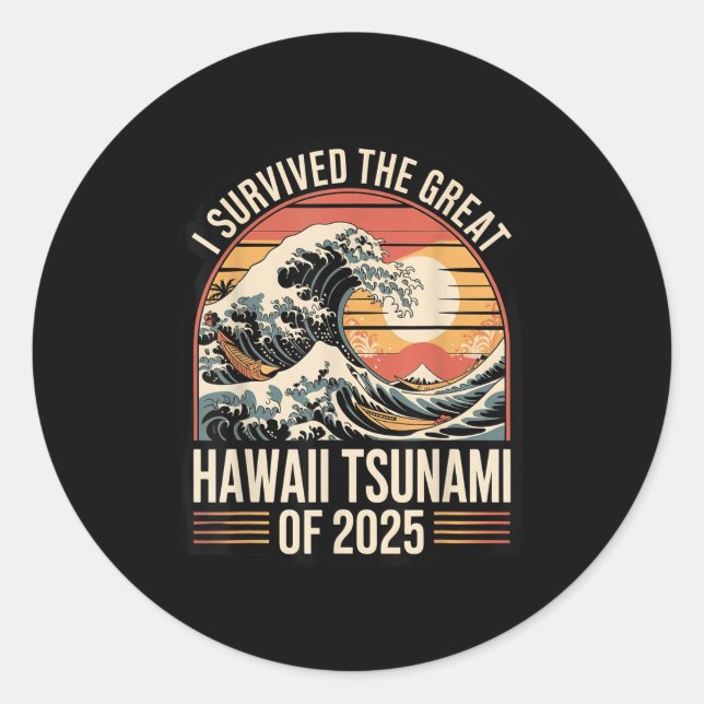 Pegatina Redonda Tsunami Hawaii 2025 Sobreviví a Wave Retro (Anverso)
