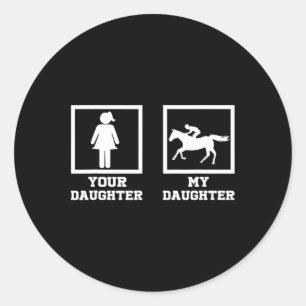 Pegatina Redonda Tu Hija Vs. Mi Hija Divertida Montada De Caballo 1