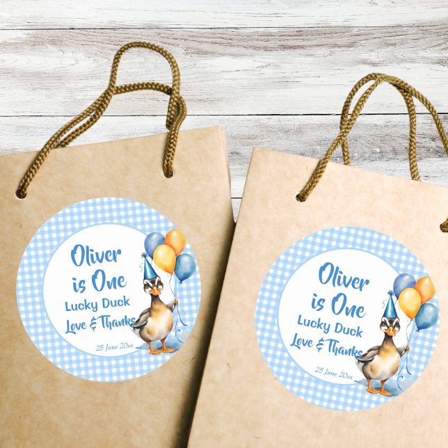 Pegatina Redonda Un afortunado favor de cumpleaños gingham azul pat (One lucky duck blue gingham birthday party thank you favor sticker cute mallard duck favors)