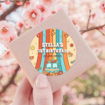 Un arcoiris retro groovy primer cumpleaños