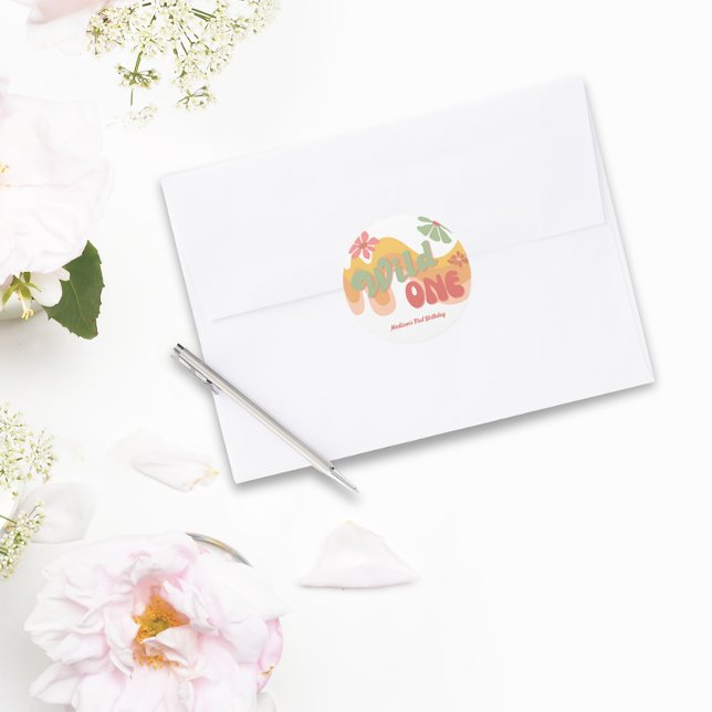 Pegatina Redonda Un arcoiris retro salvaje primer cumpleaños (Subido por el creador)