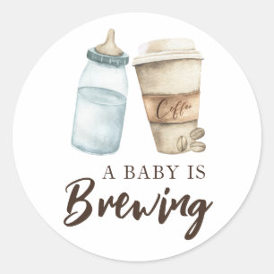 Pegatina Redonda Un bebé está preparando café en botella para baby