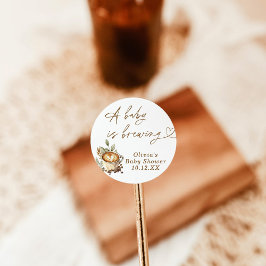 Pegatina Redonda Un bebé prepara café Baby Shower