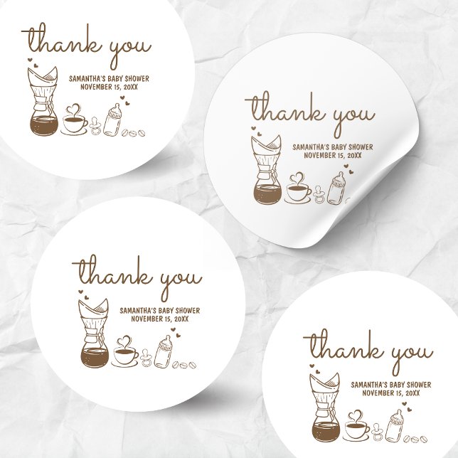 Pegatina Redonda Un bebé prepara café Baby Shower (A Baby is Brewing Coffee Hand Drawn Baby Shower Sticker)