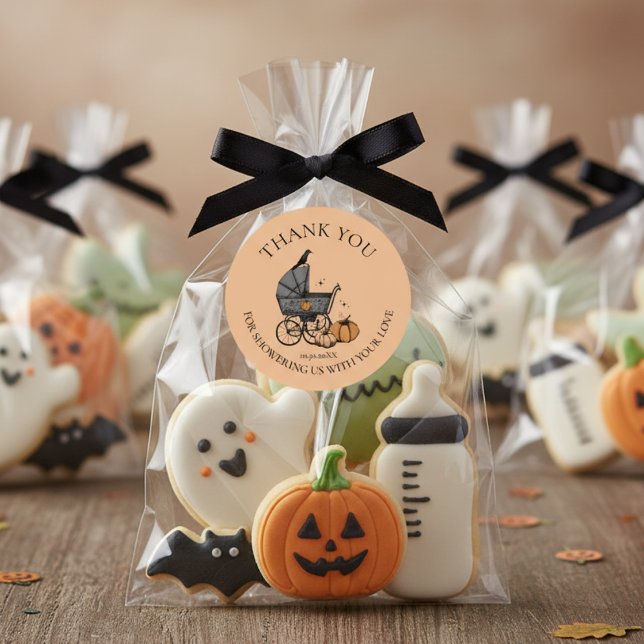 Pegatina Redonda Un bebé se está preparando para otoño. Baby Shower (Gender Neutral Gothic Halloween Baby Shower Favor Stickers. Cute Spooky Baby Carriage Fall Pumpkin)
