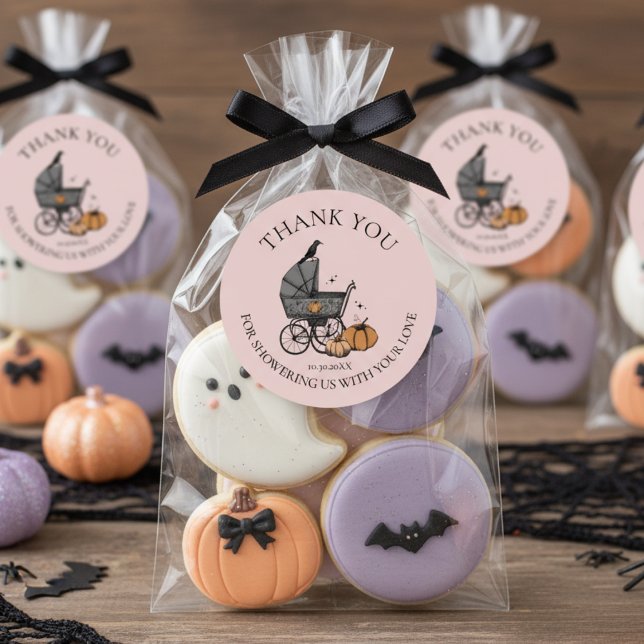 Pegatina Redonda Un bebé se está preparando para otoño. Baby Shower (Gothic Halloween Baby Shower Favor Stickers to Say Thank You. Cute Spooky Baby Carriage Fall Pumpkin)