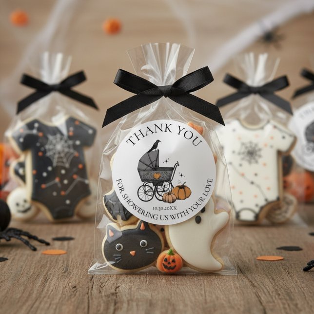 Pegatina Redonda Un bebé se está preparando para otoño. Baby Shower (Gender Neutral Gothic Halloween Baby Shower Favor Stickers. Cute Spooky Baby Carriage Fall Pumpkin)