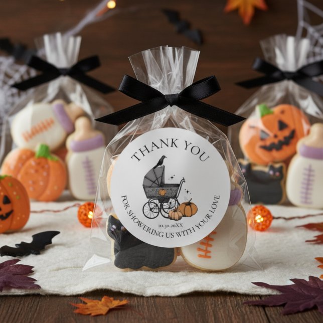 Pegatina Redonda Un bebé se está preparando para otoño. Baby Shower (Gender Neutral Gothic Halloween Baby Shower Favor Stickers. Cute Spooky Baby Carriage Fall Pumpkin)
