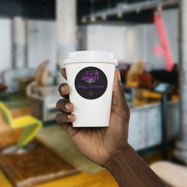 Pegatina Redonda Un café espeluznante, el negocio morado de Hallowe (Subido por el creador)