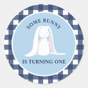 Pegatina Redonda Un conejo es un cumpleaños de Gingham azul