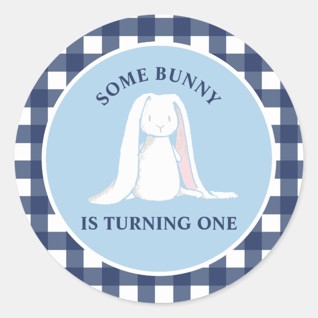 Pegatina Redonda Un conejo es un cumpleaños de Gingham azul (Anverso)