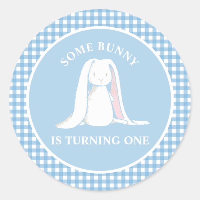 Pegatina Redonda Un conejo es un cumpleaños de Gingham azul (Anverso)