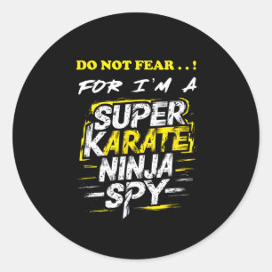 Pegatina Redonda Un divertido auto-despectivo espía de Super Karate