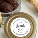 Pegatina Redonda Un dulce agradecimiento a la simple tipografía: el<br><div class="desc">Añada un toque elegante y personalizado a la recepción de bodas o a la fiesta de ducha de novias con pegatinas redondos personalizados "un dulce gracias". Toda la redacción de esta plantilla es sencilla para el personalizar de sellos de bolsos de regalo o etiquetas de regalo. El moderno diseño minimalista...</div>