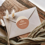 Pegatina Redonda Un dulce final a un nuevo Boda inicial<br><div class="desc">Este es el final dulce de un nuevo pegatina redondo clásico boda,  perfecto para un boda rústico. El diseño cuenta con una bonita fuente en un fondo de terracota para embellecer tu evento.</div>