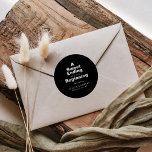 Pegatina Redonda Un dulce final a un nuevo Boda inicial<br><div class="desc">Este es el final dulce de un nuevo pegatina redondo clásico boda,  perfecto para un boda rústico. El diseño presenta una bonita fuente en un fondo negro para embellecer tu evento.</div>