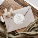 Pegatina Redonda Un dulce final a una nueva boda de invierno<br><div class="desc">Este es un dulce final a un nuevo pegatina redondo clásico de bodas de invierno,  es perfecto para una boda de destino. El diseño cuenta con un bosque pintado a mano en colinas y montañas en un idílico escenario invernal.</div>