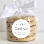 Pegatina Redonda Un dulce Gracias A Boda Favor<br><div class="desc">Un pegatina moderno para tu fiesta de bodas favorece la presentación de "Un dulce gracias" en un guión de moda y tipografía elegante,  tus nombres y fecha de boda.</div>