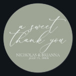Pegatina Redonda Un dulce gracias a Sage Green Boda Minimalista<br><div class="desc">Un Dulce Gracias A Sage Green Boda Minimalista Clásico Redondo Pegatina. La palabra 'un agradecimiento dulce' no es editable.</div>