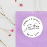 Pegatina Redonda Un dulce Gracias Corazones Boda Favor<br><div class="desc">La boda favorece a los pegatinas en blanco con un diseño de tipografía negra y corazones. Un matrimonio lindo favorece a los pegatinas por dulces y dulces con un diseño tipográfico hermoso. La boda blanca favorece a los pegatinas con texto negro y corazones pequeños. Los bodas tratan a los pegatinas...</div>