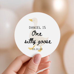 Pegatina Redonda Un favor del primer cumpleaños de Silly Goose