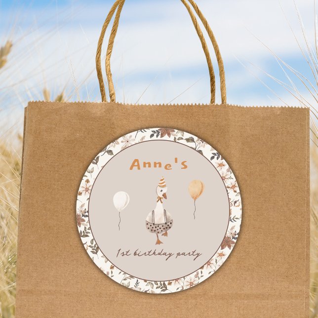 Pegatina Redonda Un Fiesta de cumpleaños neutral de una ganosa boba (Subido por el creador)