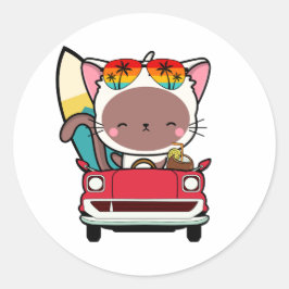 Pegatina Redonda Un gato blanco gracioso conduce a la playa