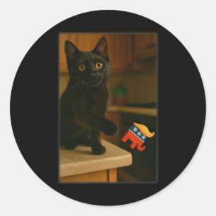 Pegatina Redonda Un gato golpea a Trump con gracia de contra de la 