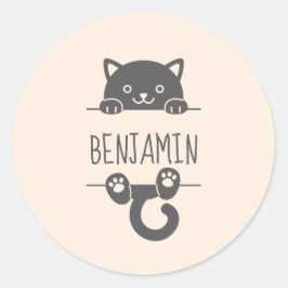 Pegatina Redonda Un gato negro lindo que mira detrás del nombre per