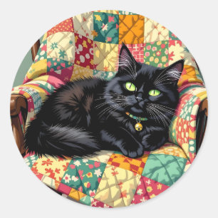 Pegatina Redonda Un gato negro lindo sobre una silla de roca