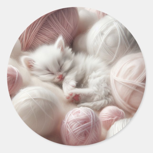 Pegatina Redonda Un lindo gatito blanco aplastando en yarn (Anverso)