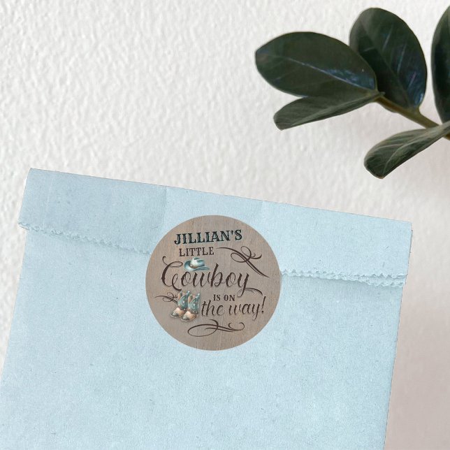 Pegatina Redonda Un niño de bebé está en camino a Baby Shower (Custom a Cowboy is on the Way Baby Shower Sticker)