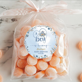 Pegatina Redonda Un niño está preparando un Fiesta de té Baby Showe