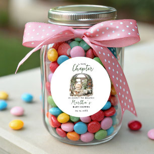 Pegatina Redonda Un nuevo capítulo sobre el libro de cuentos comien