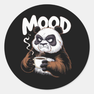Pegatina Redonda Un panda gruñón sosteniendo una taza de café